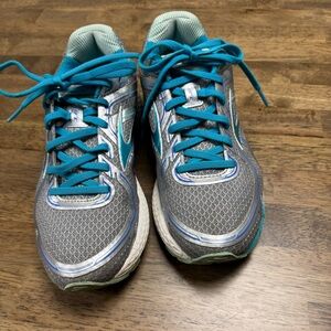 Women's Brooks GTS 26 Running shoes . Grey with teal accents. Size US 8.5